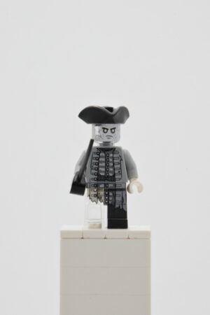poc041 LEGO Pirates des Caraïbes – Officer Magda