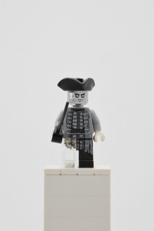 poc041 LEGO Pirates des Caraïbes – Officer Magda