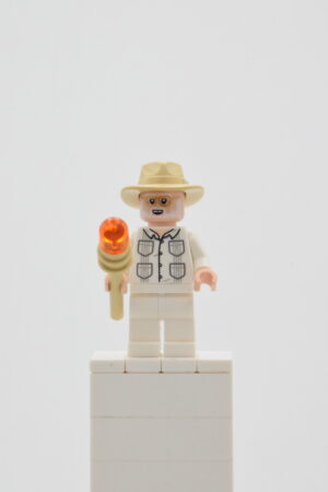 jw103 LEGO Jurrassic Park – John Hammond