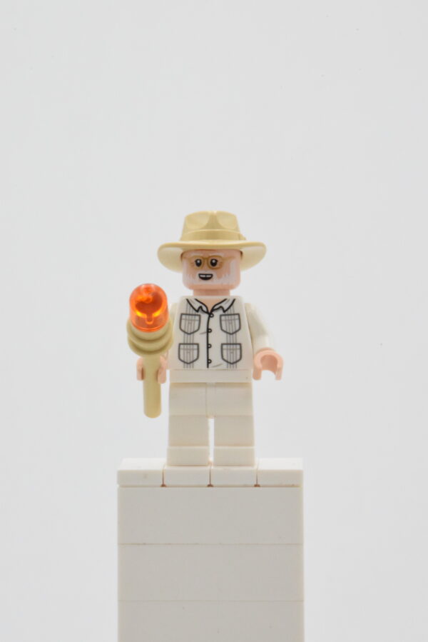 jw103 LEGO Jurrassic Park – John Hammond