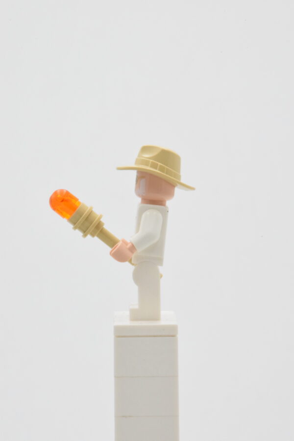 jw103 LEGO Jurrassic Park – John Hammond – Image 2