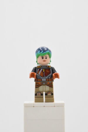 La minifigurine LEGO Star Wars sw0742 – Sabine Wren est inspirée de la série animée Star Wars Rebels, intégrée à l’univers officiel de Star Wars. Artiste, experte en explosifs et guerrière mandalorienne, Sabine Wren est l’un des personnages les plus visuellement distinctifs de l’équipage du Ghost. Cette version sw0742 se démarque par son armure mandalorienne richement imprimée, mêlant couleurs vives et motifs graphiques fidèles à l’esthétique de la série. Le casque spécifique, assorti à son armure, renforce l’authenticité et permet d’alterner entre exposition et mise en scène dynamique. Les impressions du torse et des jambes apportent profondeur et relief, traduisant parfaitement l’identité créative et combattive du personnage. Idéale pour compléter l’équipage du Ghost, enrichir une collection LEGO Star Wars orientée Mandaloriens ou structurer un diorama inspiré des missions rebelles, la sw0742 Sabine Wren apporte couleur, personnalité et cohérence à votre univers galactique. Elle s’intègre naturellement aux scènes d’action, aux bases rebelles et aux confrontations contre l’Empire. Polyvalente pour l’exposition comme pour la construction narrative, cette minifigurine constitue un ajout stratégique pour les passionnés souhaitant développer un univers Star Wars couvrant séries animées et arcs mandaloriens avec une forte identité visuelle.