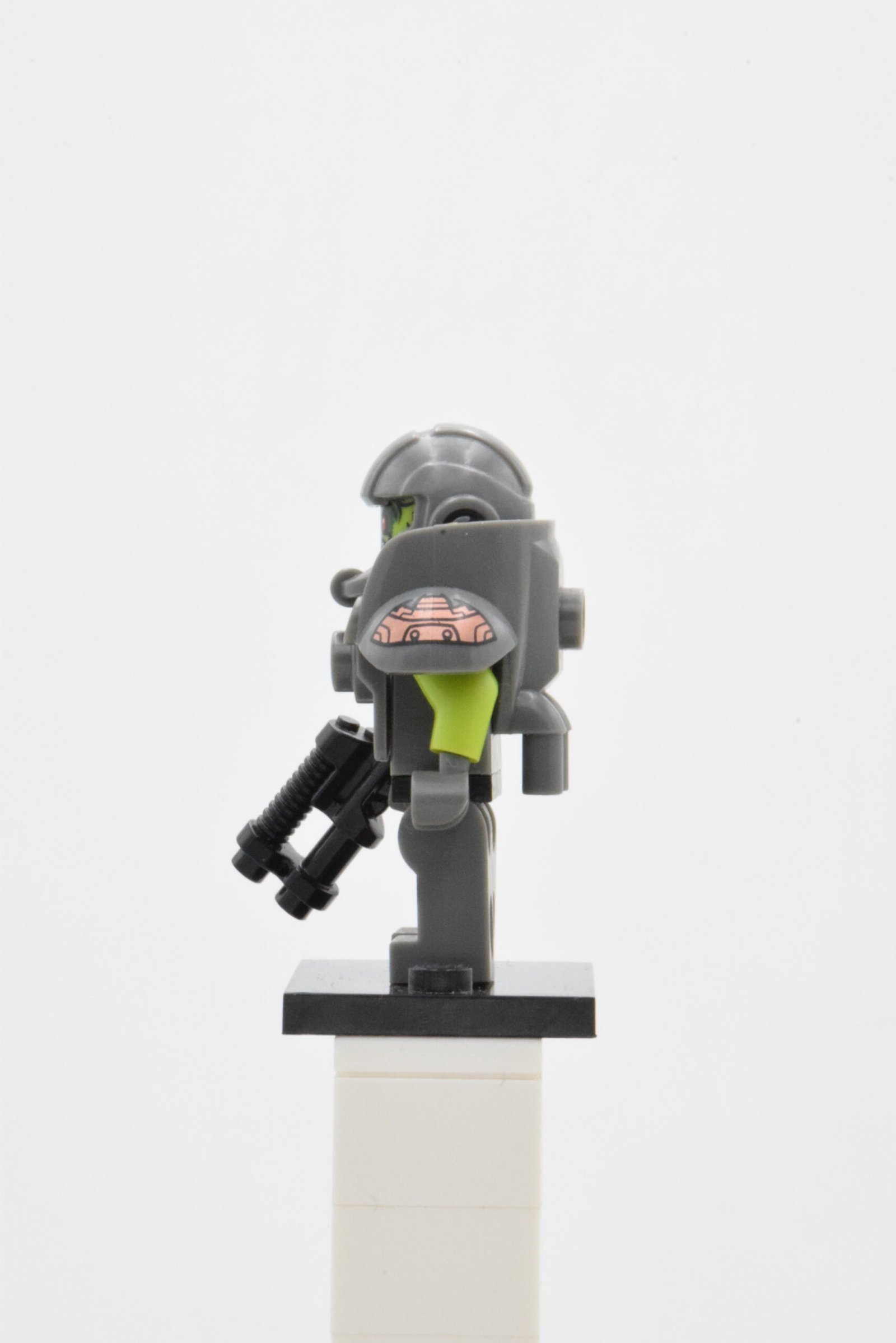 col139 - Alien Avenger – Image 4