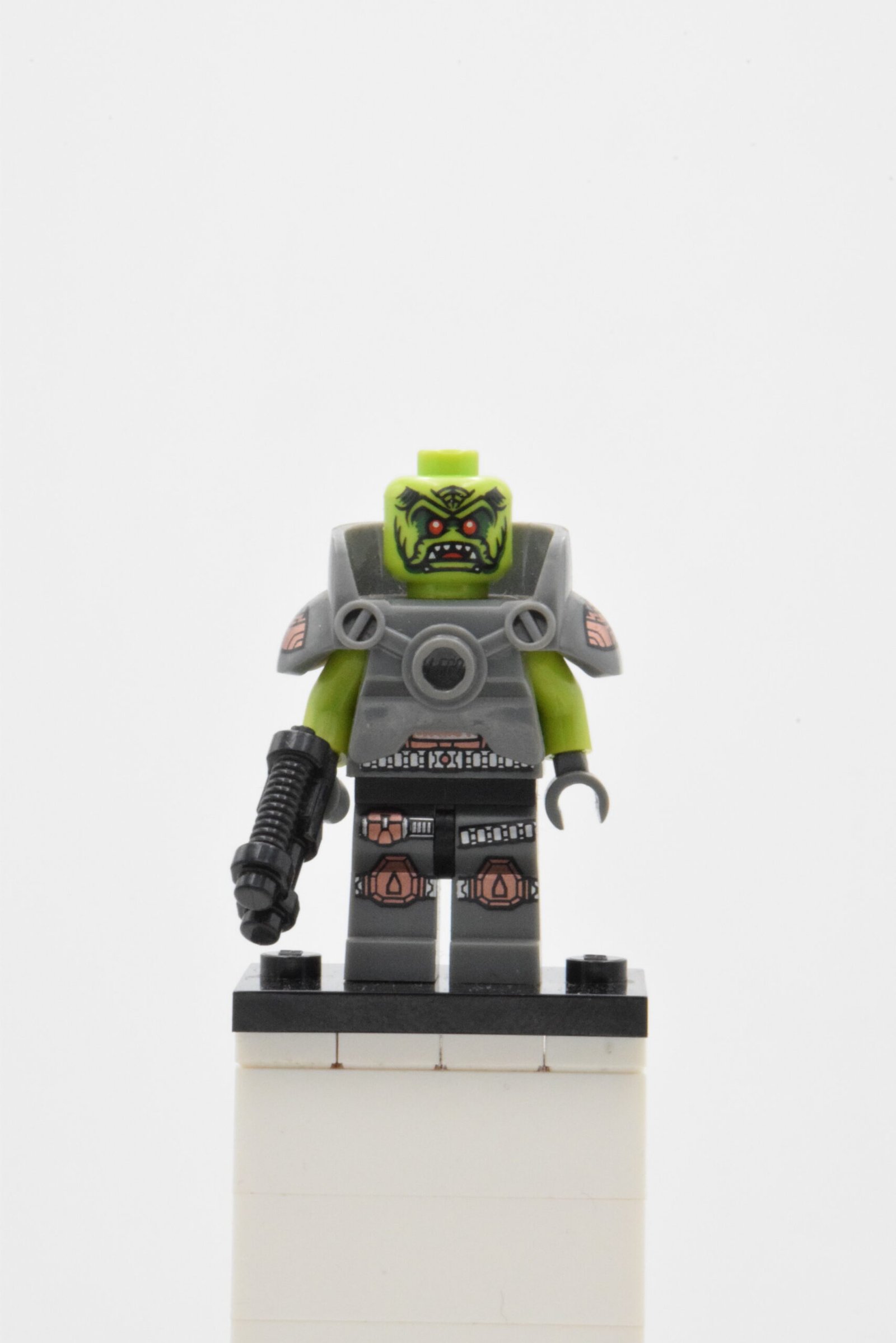 col139 - Alien Avenger – Image 5