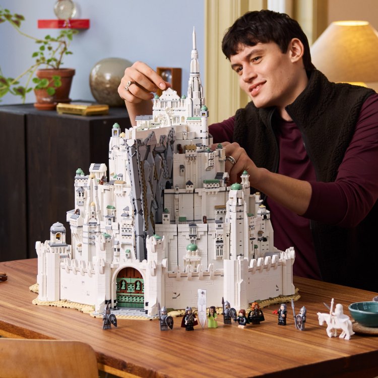 Adulte fan de LEGO en train de construire un set
complexe
